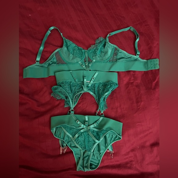 Green lingerie set worn once for photoshoot: bra, panties & garter - Picture 2 of 8